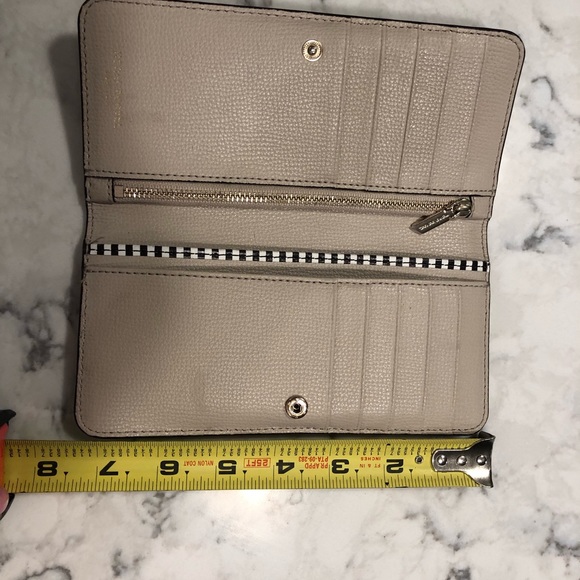 Henri Bendel clasp shut wallet - Picture 5 of 7